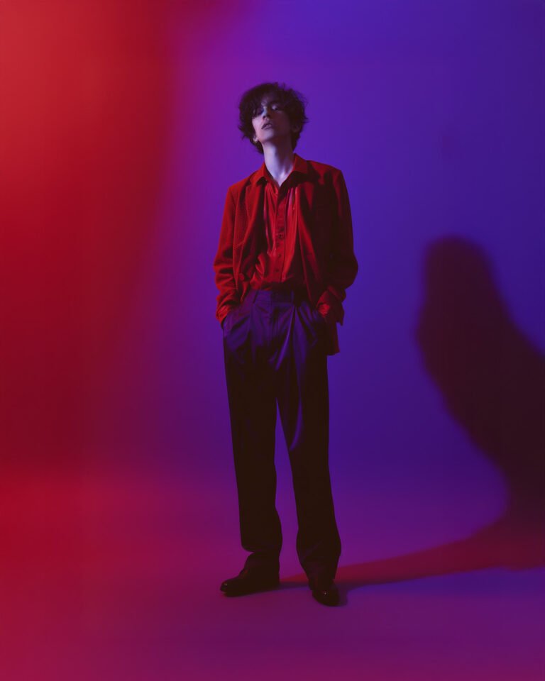 Which coloured jeans go with a red shirt?